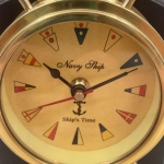 Nautische Uhr aus Messing im Holzgehäuse