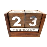 Ewiger Kalender aus indischem Palisanderholz mit Metallbeschriftung