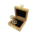 Key ring Steering wheel in a wooden box
