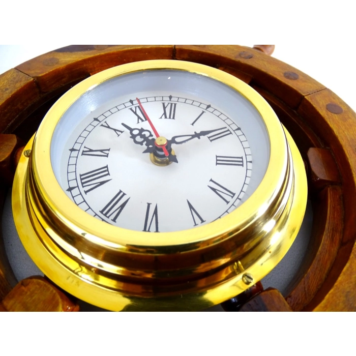 Морський годинник на кермі