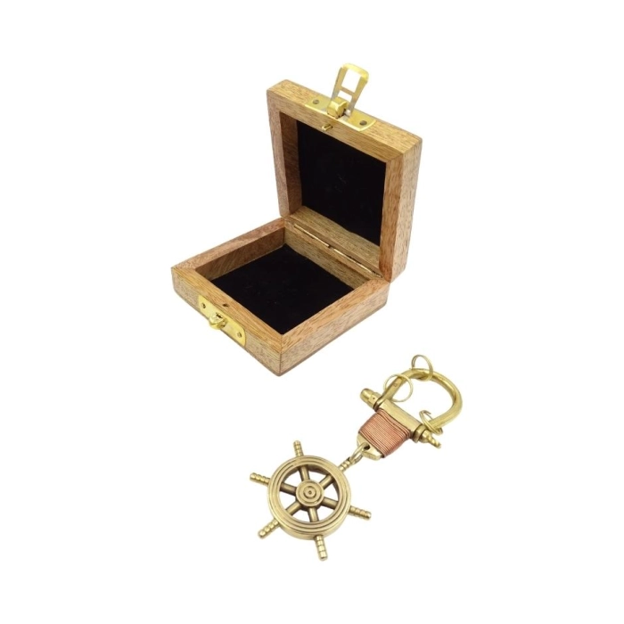Key ring Steering wheel in a wooden box