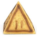 Egyptská pyramida s hieroglyfy