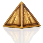 Egyptská pyramida s hieroglyfy