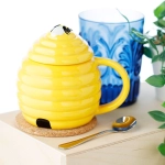 Keramikbecher in Bienenstockform